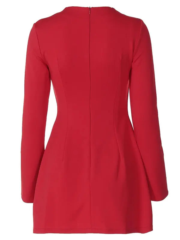 Abito corto elegante a maniche lunghe.