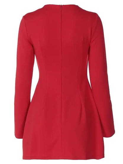 Abito corto elegante a maniche lunghe.