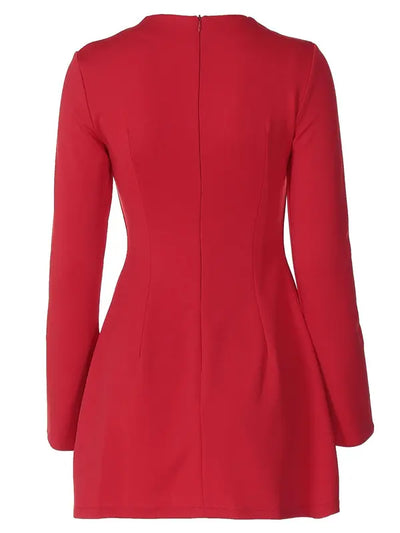 Abito corto elegante a maniche lunghe.