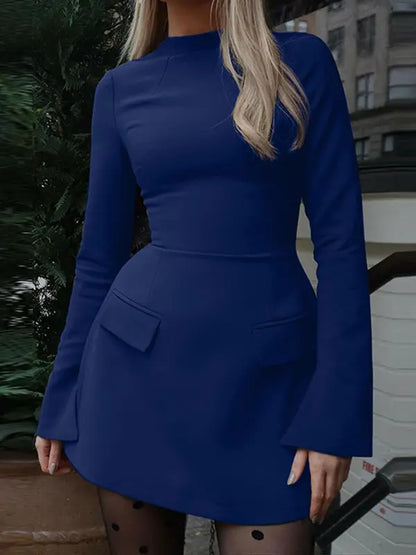 Abito corto elegante a maniche lunghe.