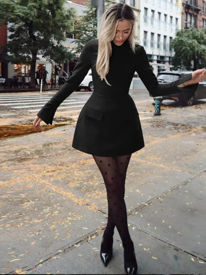 Abito corto elegante a maniche lunghe.