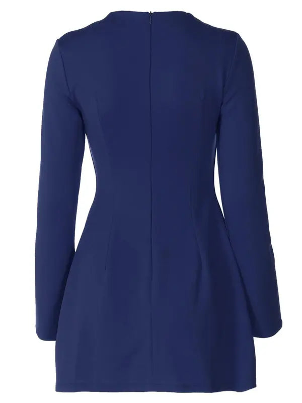 Abito corto elegante a maniche lunghe.