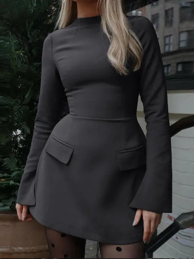 Abito corto elegante a maniche lunghe.