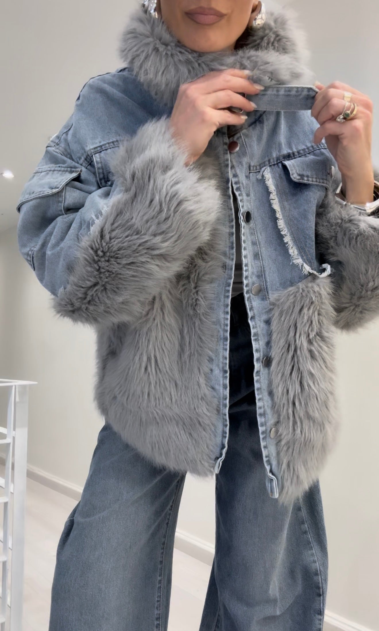 Giacca Aurvos Milano con combinazione di pelliccia grigia e denim