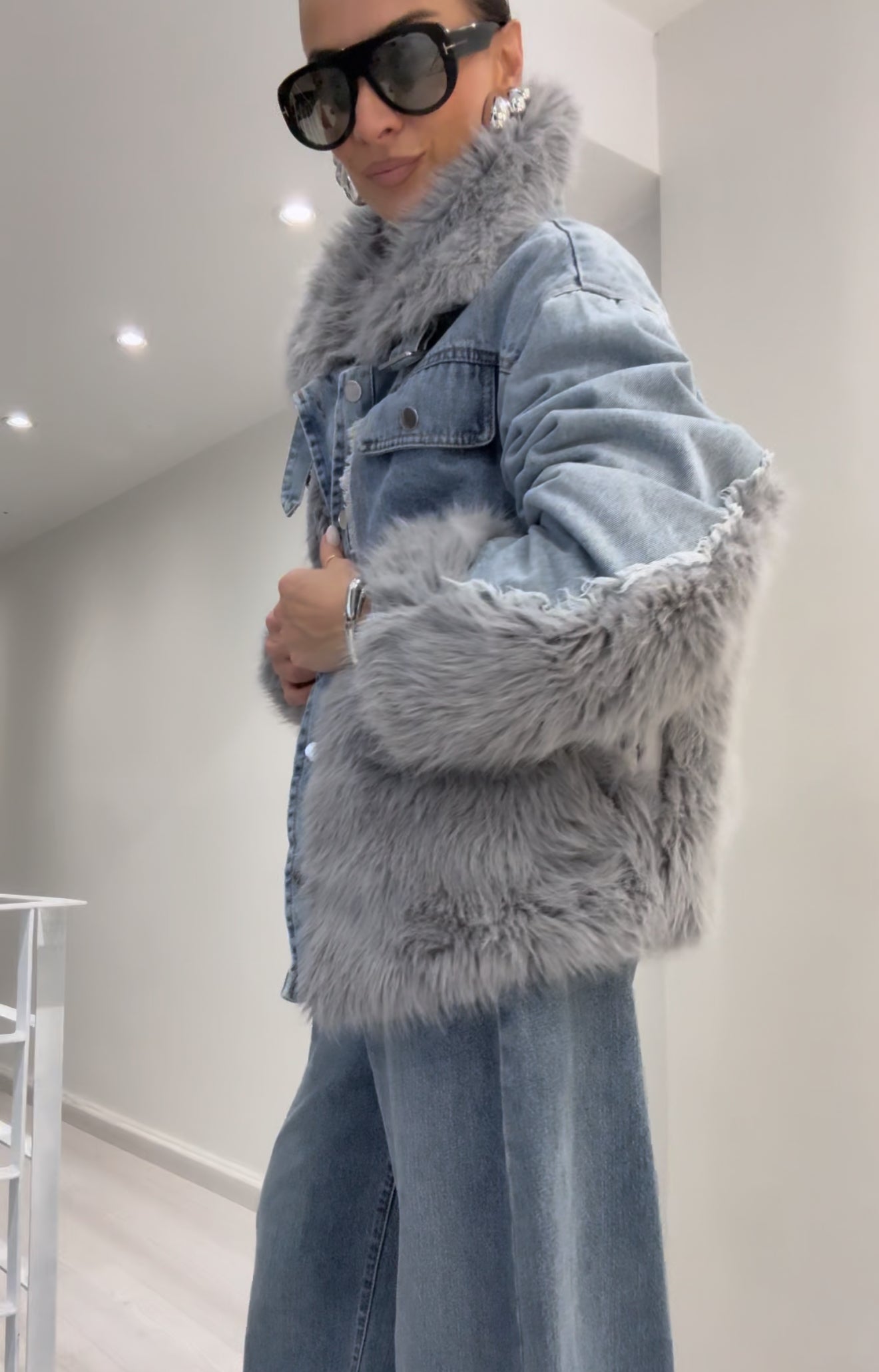 Giacca Aurvos Milano con combinazione di pelliccia grigia e denim
