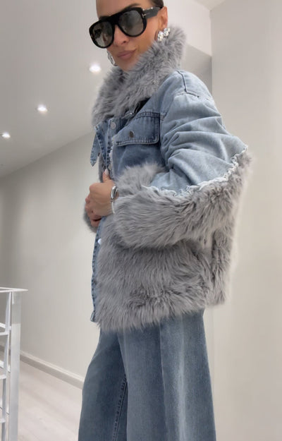 Giacca Aurvos Milano con combinazione di pelliccia grigia e denim
